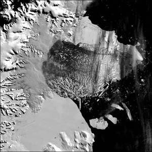 Effetto serra: 19 Marzo 2002 - Immagine dal satellite Modis della NASA - Un enorme blocco di ghiaccio, si stacca dalla piattaforma Larsen B, ancorata alla Penisola antartica